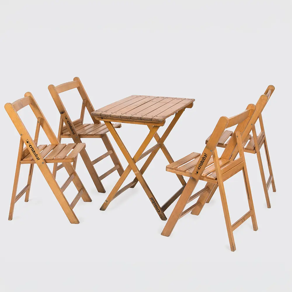 Conjunto de Mesas y Sillas de Madera