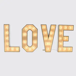 letras-de-madera-iluminadas-formando-la-palabra-love