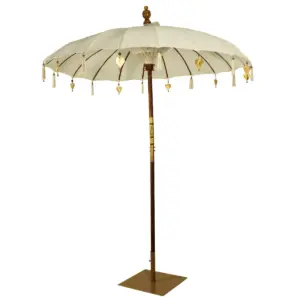 sombrilla-balinesa-de-madera-y-tela-con-base