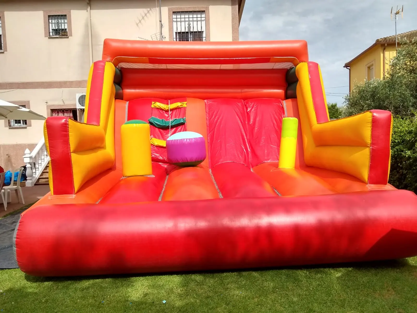 tobogan-rojo-exterior