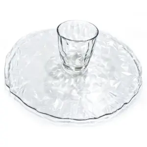 Bajoplato y vaso transparente labrado