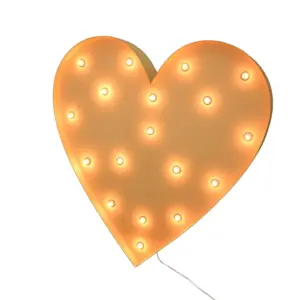 Corazón de madera iluminado