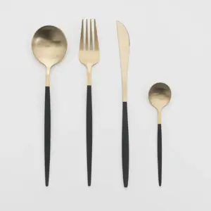 Cubertería dorada con mango negro